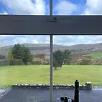 Mountain Retreat - Bright & Spacious 2 Bed With Large Garden *