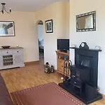 Mountain Retreat - Bright & Spacious 2 Bed With Large Garden *