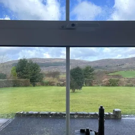 Mountain Retreat - Bright & Spacious 2 Bed With Large Garden *