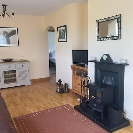 Mountain Retreat - Bright & Spacious 2 Bed With Large Garden *
