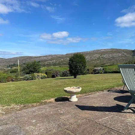 Vakantiehuis Mountain Retreat - Bright & Spacious 2 Bed With Large Garden *