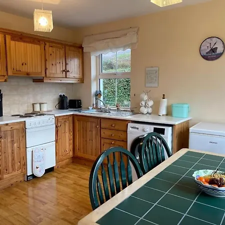 Mountain Retreat - Bright & Spacious 2 Bed With Large Garden Feriehus