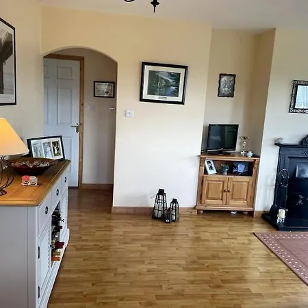 Feriehus Mountain Retreat - Bright & Spacious 2 Bed With Large Garden