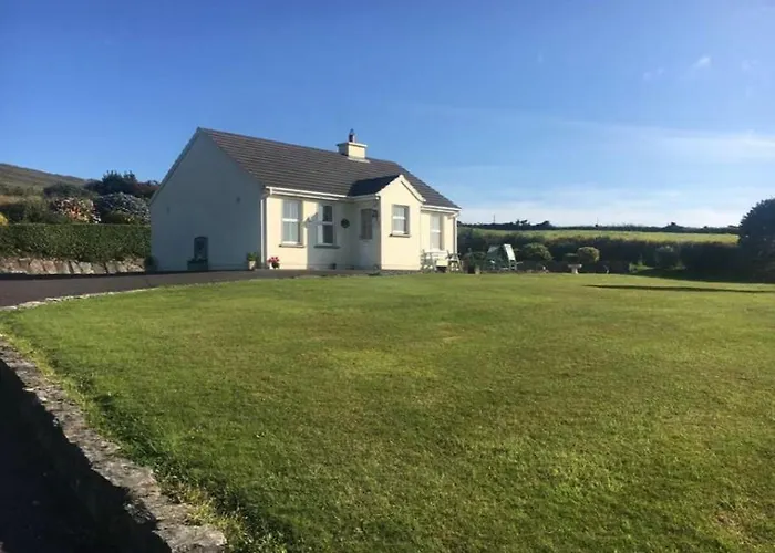 Mountain Retreat - Bright & Spacious 2 Bed With Large Garden Feriehus
