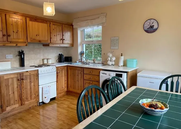 Mountain Retreat - Bright & Spacious 2 Bed With Large Garden Feriehus